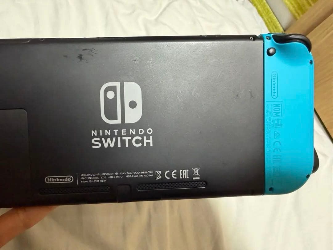 Nintendo Switch 本体　2本のソフト付きネオンブルー・ネオンレッド