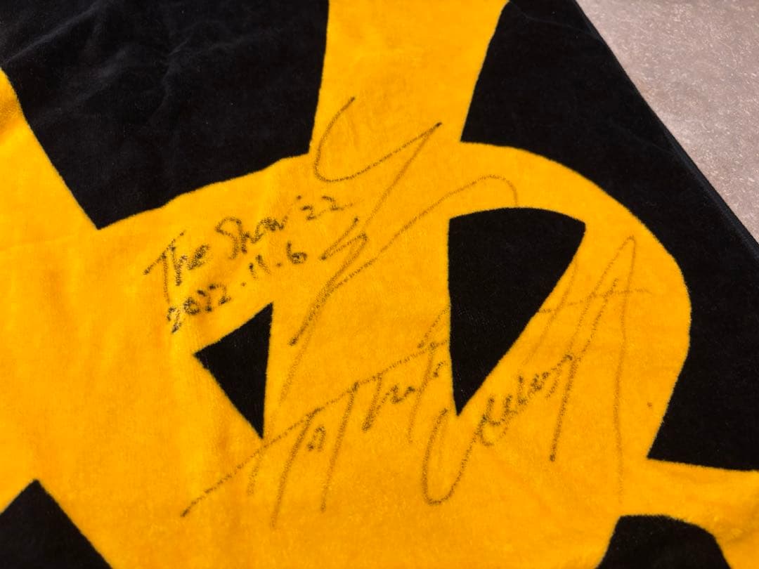 激レア】¥ellowBucks 直筆サイン入り デカタオル - メルカリ