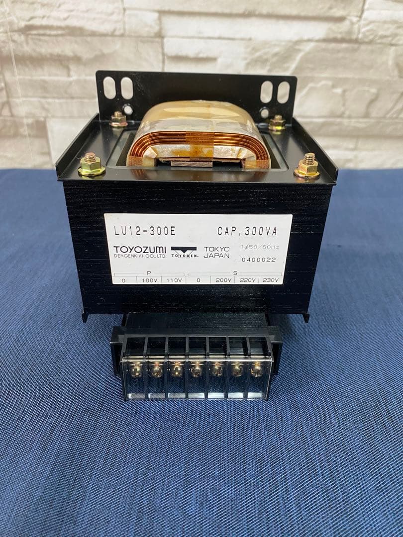 TOYOZUMI トヨズミ　LU12-300E トランス LU12-300E 電源トランス TOYOZUMI(トヨズミ) R100/110V 絶縁種別E 容量