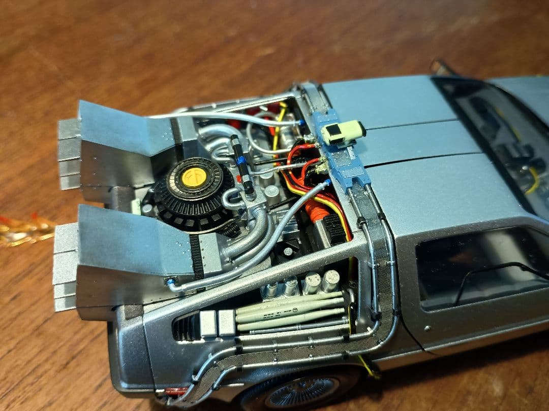 青島文化教材社 デロリアン 1/24 全塗装　完成品　アオシマ