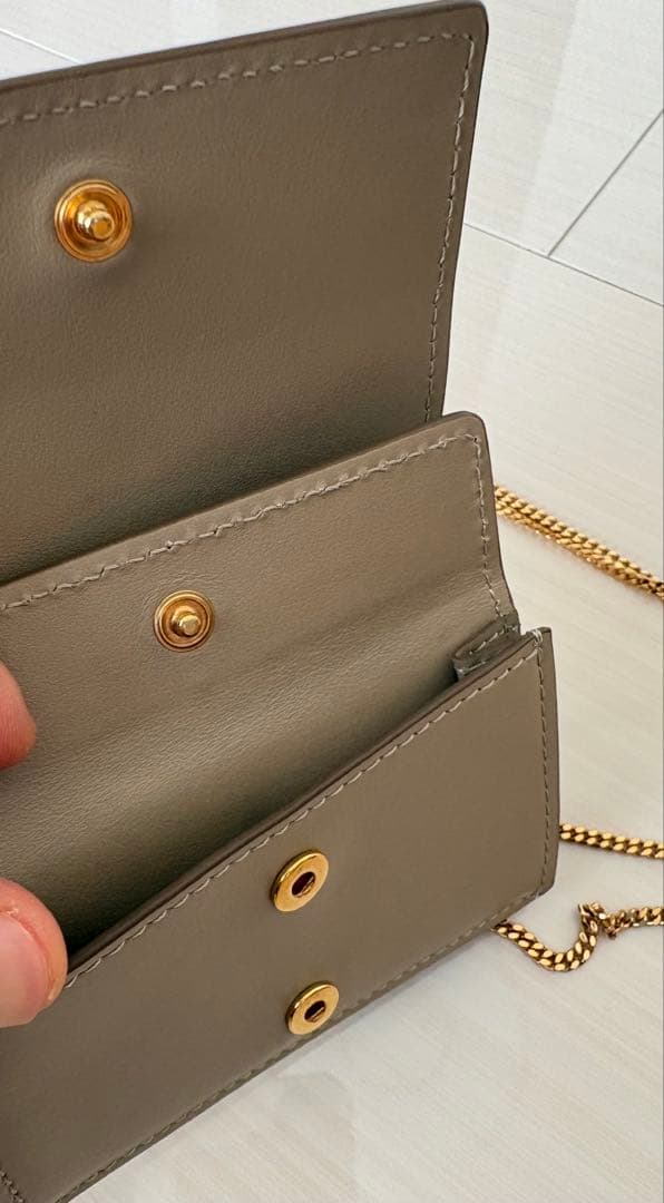 Burberry TB チェーンウォレット（レザー）