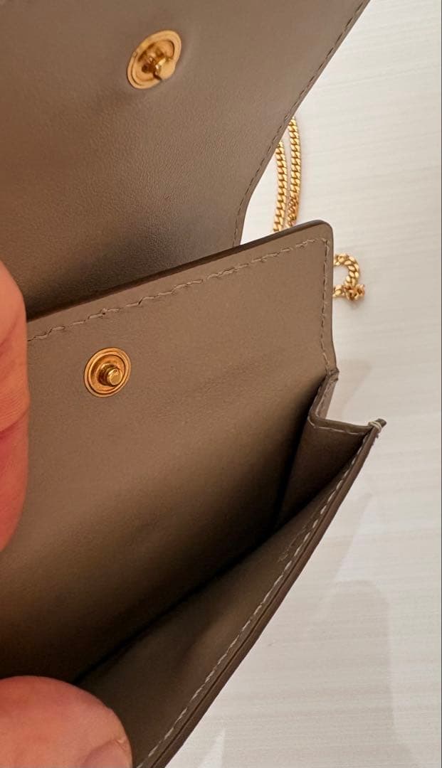 Burberry TB チェーンウォレット（レザー）