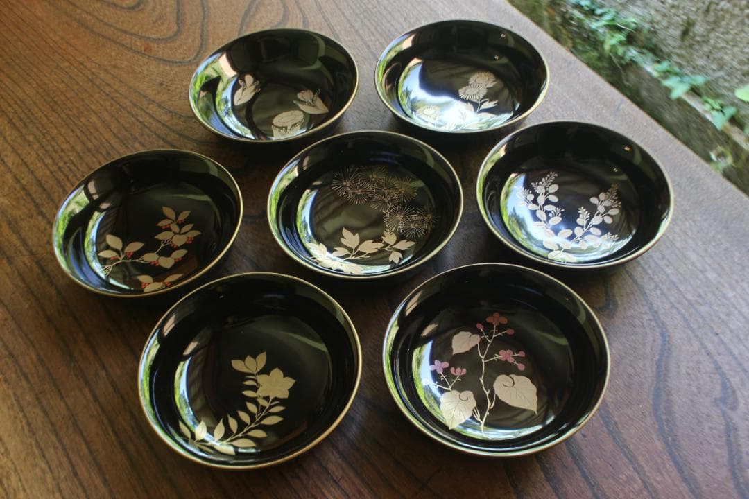 ばら売り可！時代金縁黒漆に優美な草花蒔絵の映える小皿7