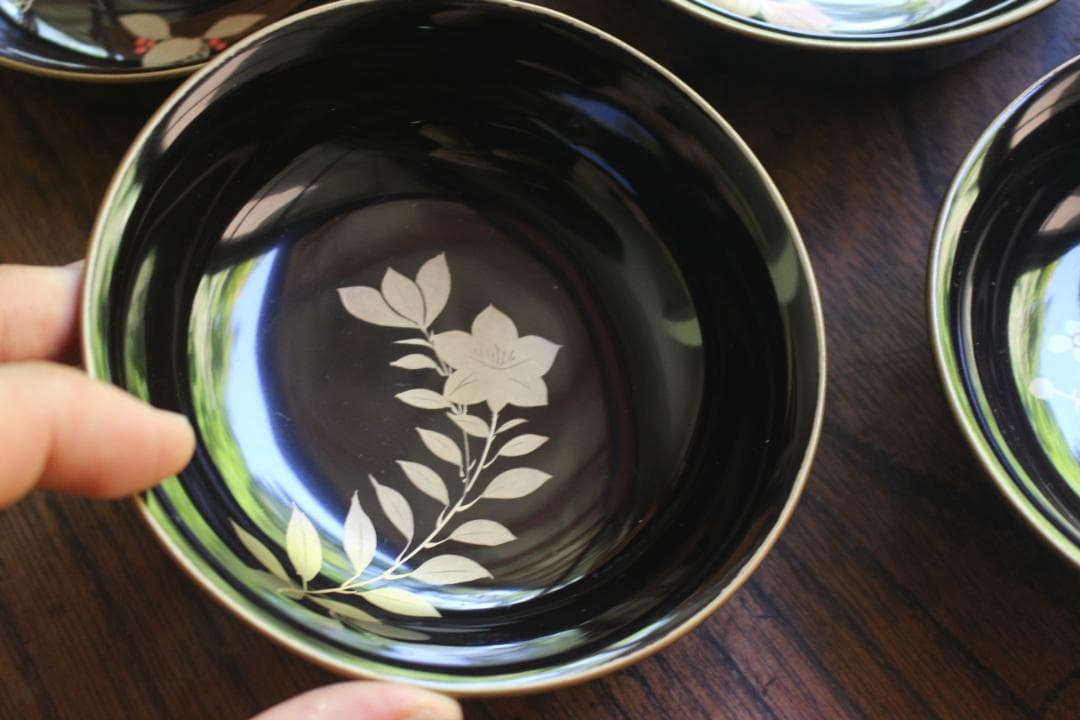ばら売り可！時代金縁黒漆に優美な草花蒔絵の映える小皿7