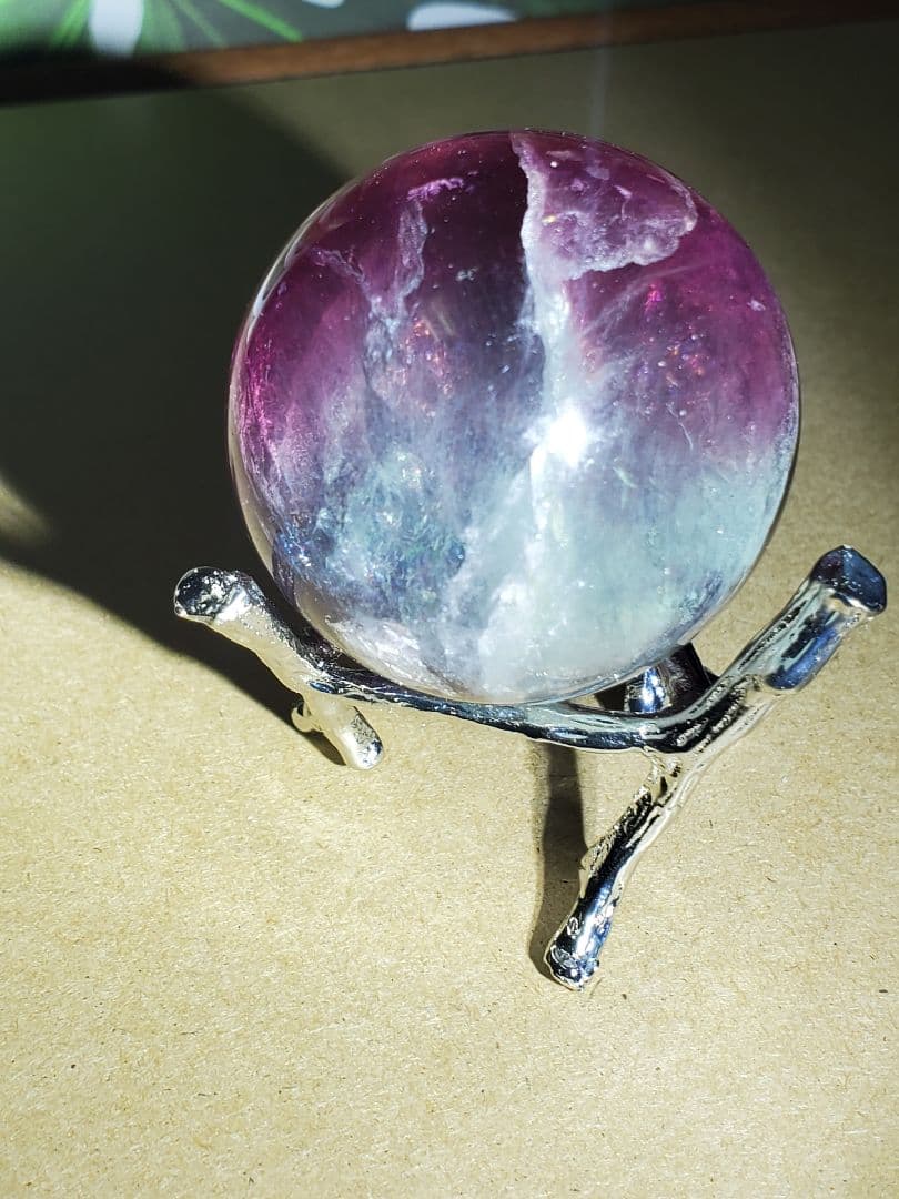 虹あり❣️44mm❣️パープルと薄いグリーンのフローライト スフィア