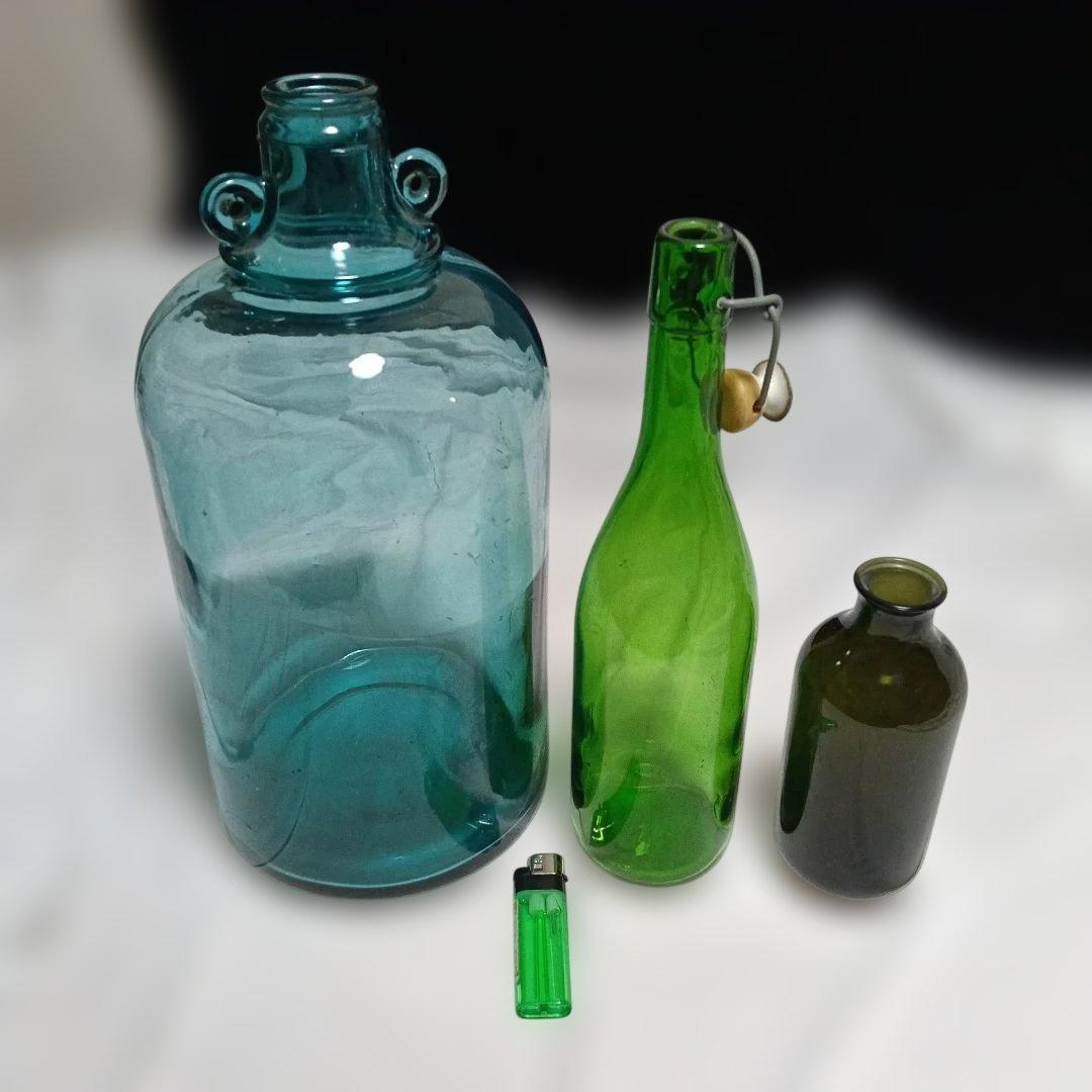 140..ガラス瓶セット 青・緑・黒 3種類 いずれの古瓶は絵画のモチーフ