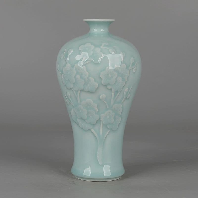 大清乾隆青釉彫手執梅花紋梅瓶 景徳鎮 陶磁器