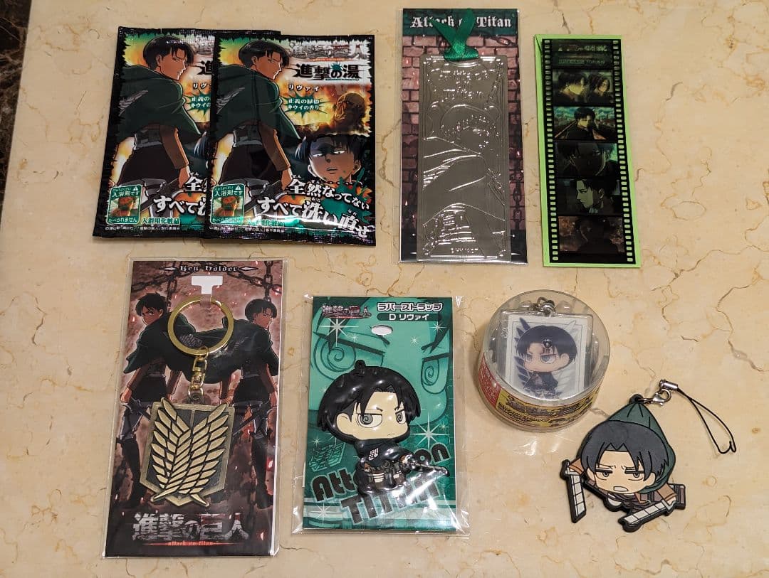 進撃の巨人グッズ240個以上大量まとめ売り