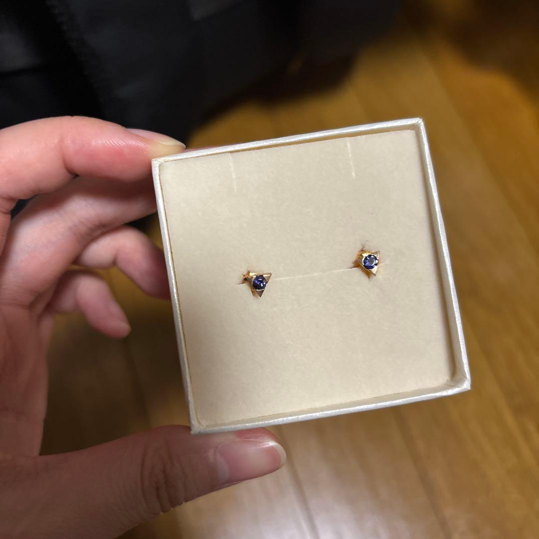 未使用】ete 三角形スタッドピアス サファイアストーン - メルカリ