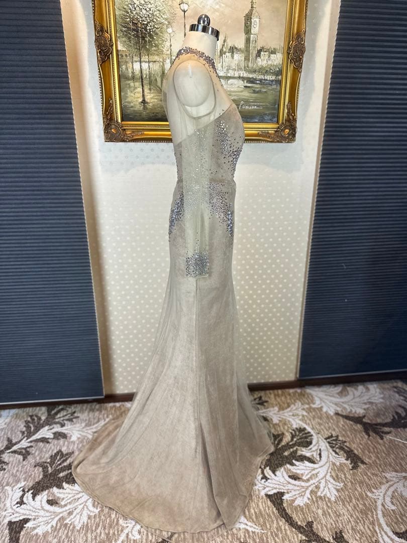 ビーズ装飾付きグレーベージュ色パーティードレス