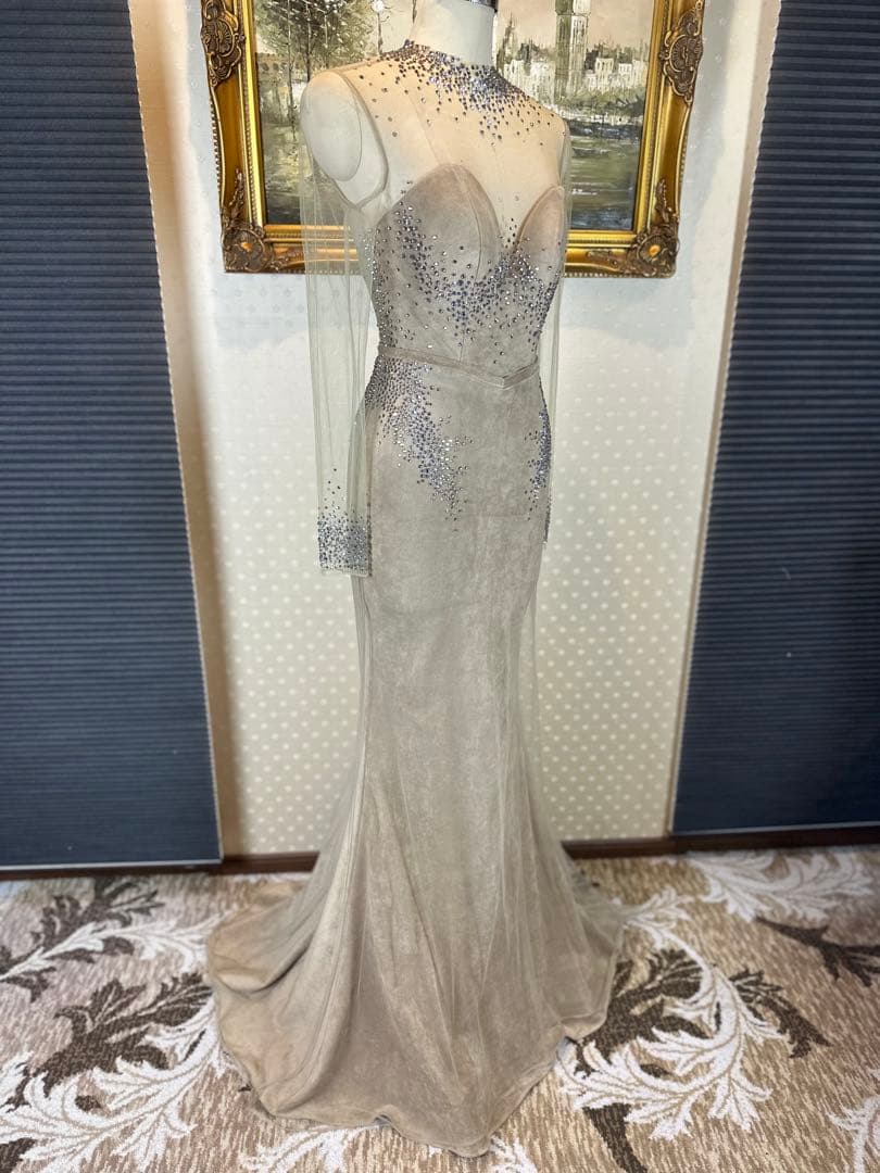 ビーズ装飾付きグレーベージュ色パーティードレス