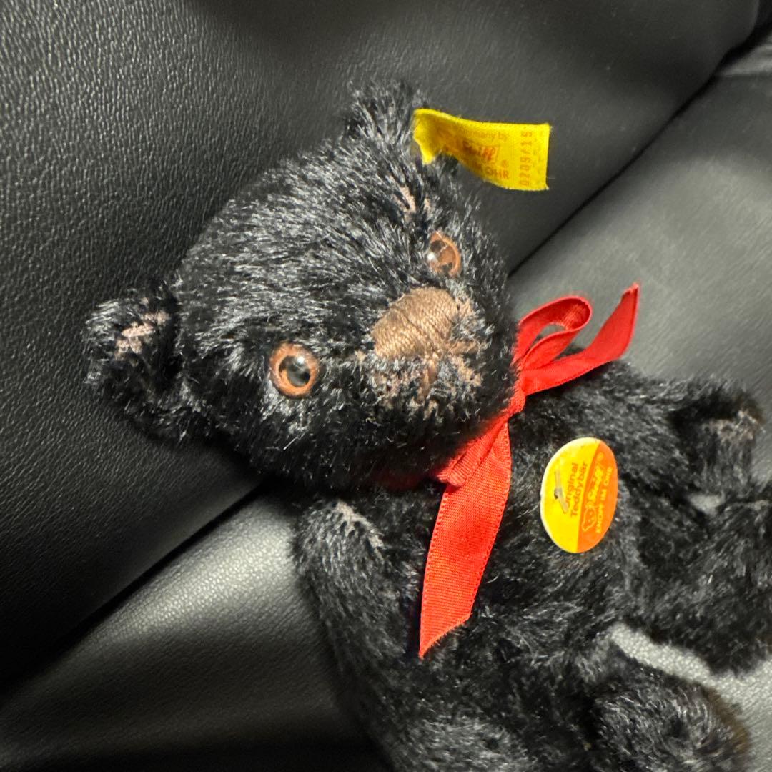 Steiff 黒いぬいぐるみ 赤いリボン付き