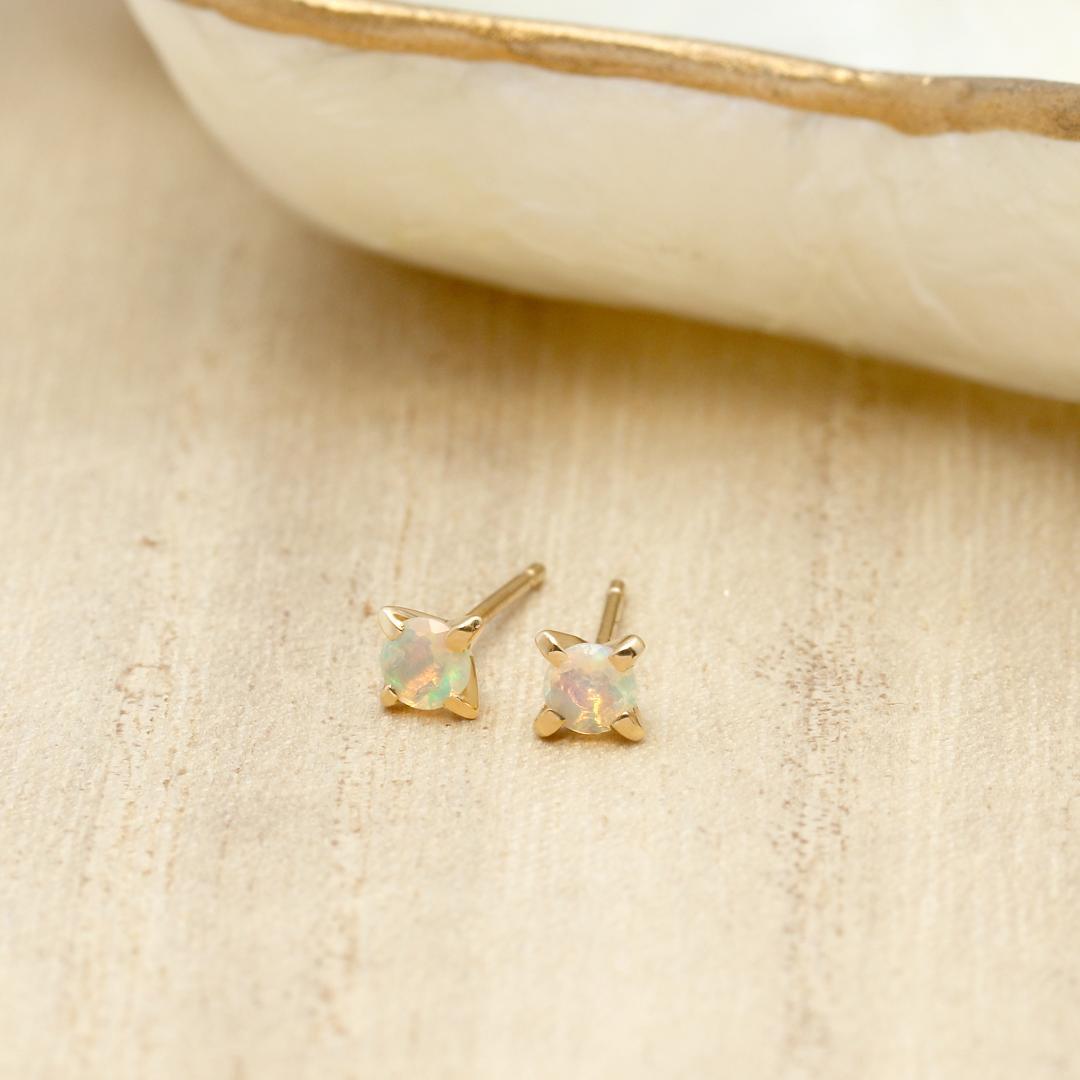 ギフトラッピング込み 遊色効果が神秘的なオパールピアスK18YG - メルカリ