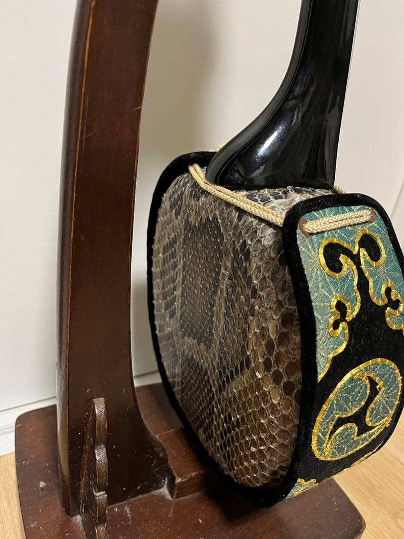 沖縄三線　私の持ってる三線で１番上等❗️ 重さ載せました。