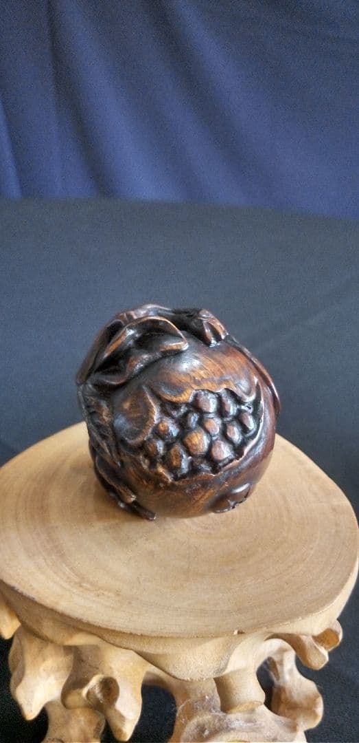 根付け、提げ物木製 ザクロの彫刻 約3,5cm、作家名あり
