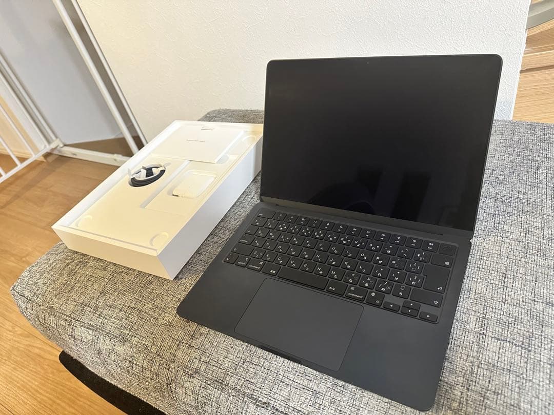 M2チップ搭載13インチMacBook Airミッドナイト 256GB 8GB 美品 M2