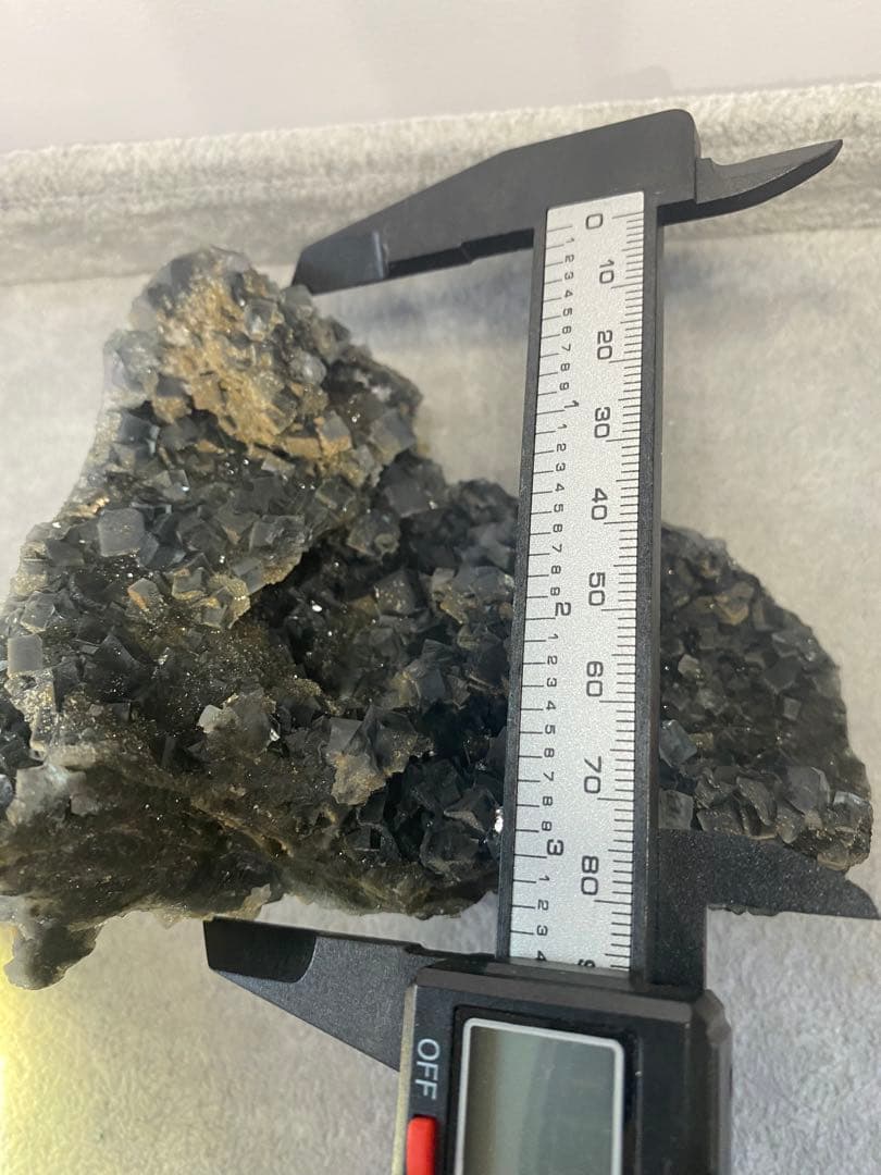 T945特価☆ブルーグレーフローライト キラキラキューブ結晶ジオード原石