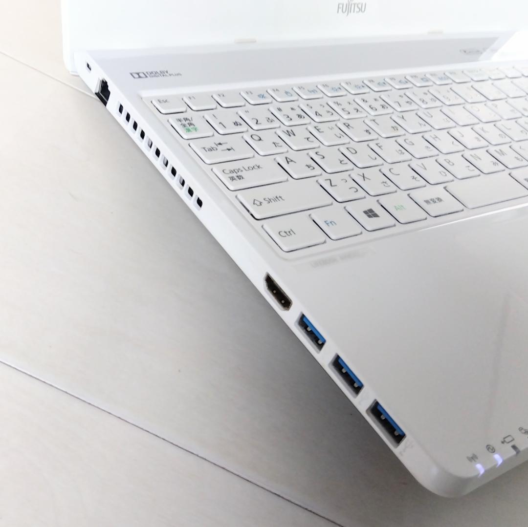 Fujitsu ホワイトノートPC 本体 高いですが、価格に見合った軽量ノート