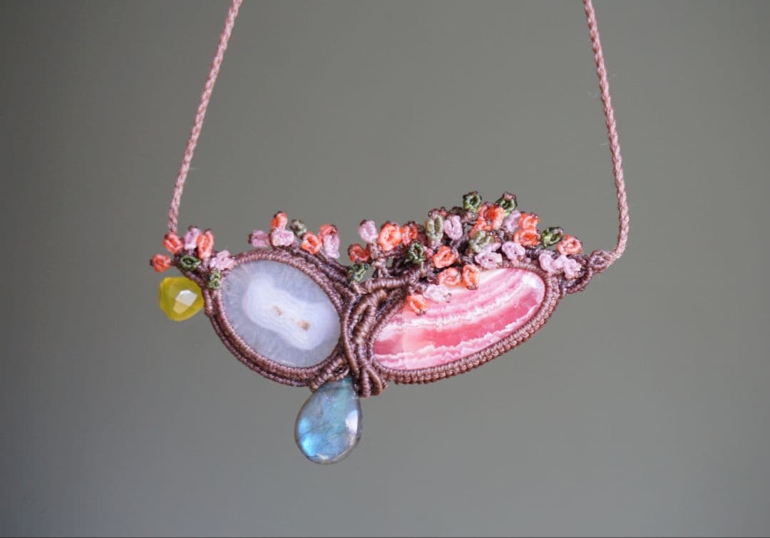 《花笑み》インカローズ　ソーラークォーツ　ラブラドライト　マクラメ　ネックレス