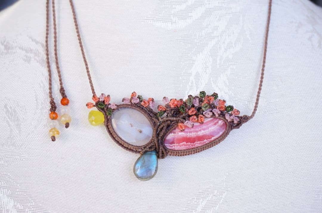 《花笑み》インカローズ　ソーラークォーツ　ラブラドライト　マクラメ　ネックレス