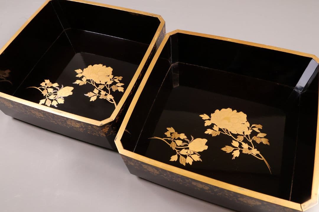木製 漆塗 牡丹獅子 花唐草 金蒔絵 饅頭箱一対 菓子重 菓子箱【CM285】