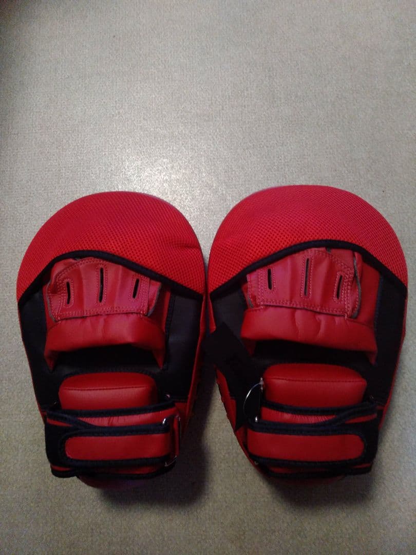 合革製FAIRTEX湾曲パンチングミット FMW-13 黒＆赤 (新品