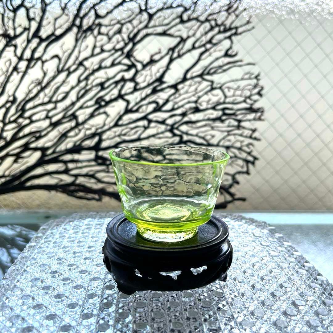 骨董 時代ガラス 切子 花 松葉 黄色 ウランガラス 反り口碗型 盃 猪口