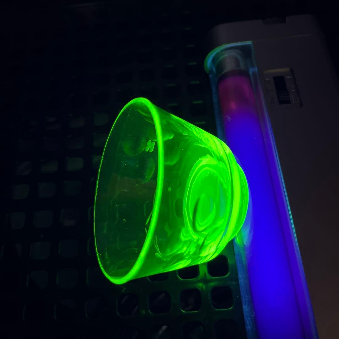 骨董 時代ガラス 切子 花 松葉 黄色 ウランガラス 反り口碗型 盃 猪口