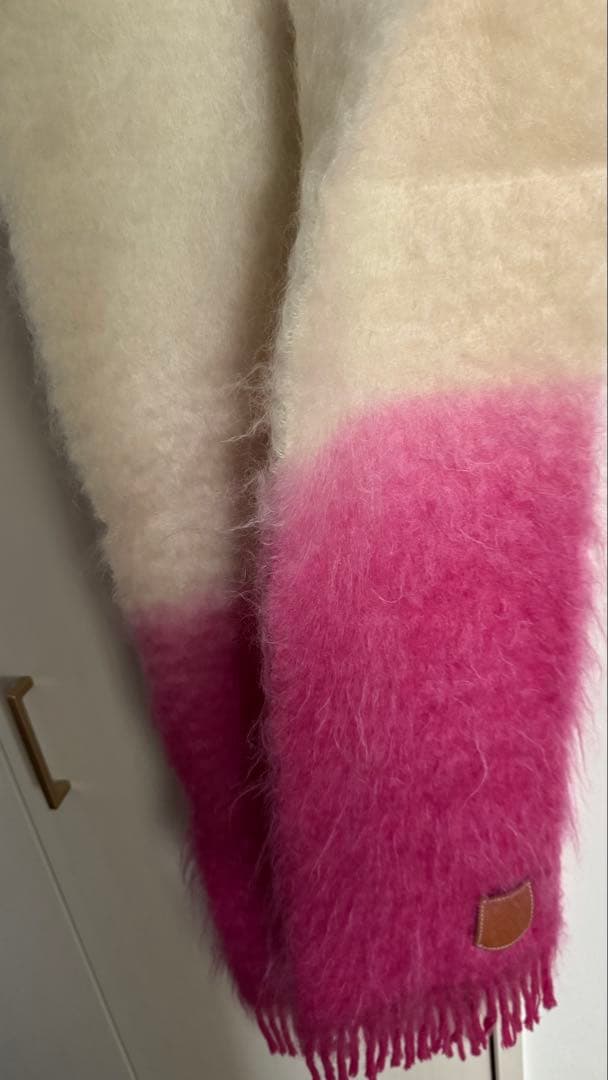 ロエベ ピンククリームグラデーションマフラー - メルカリ ロエベ