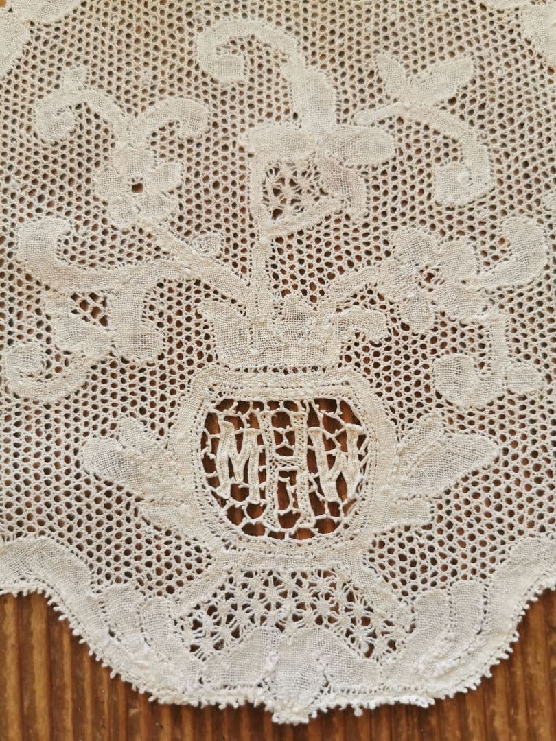 アンティークフランス ポワンドパリ 草花紋イニシャル刺繍メッシュ