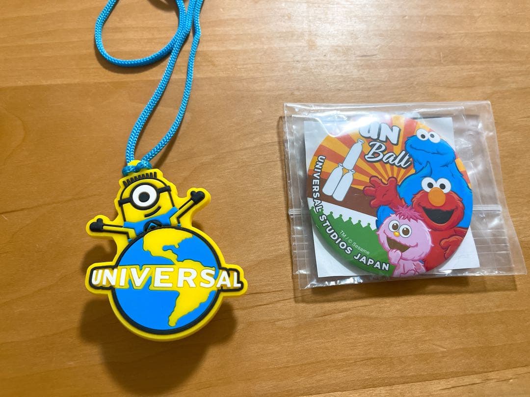 ユニバ ミニオン ピカピカ チャーム ライト ペンダント 光る 缶バッジ