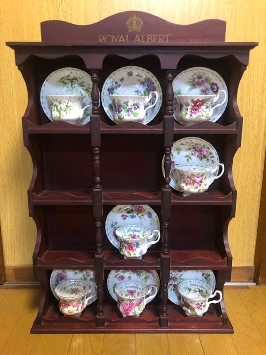 ロイヤルアルバート フラワー オブ ザ マンス 飾り棚 カップボード 1