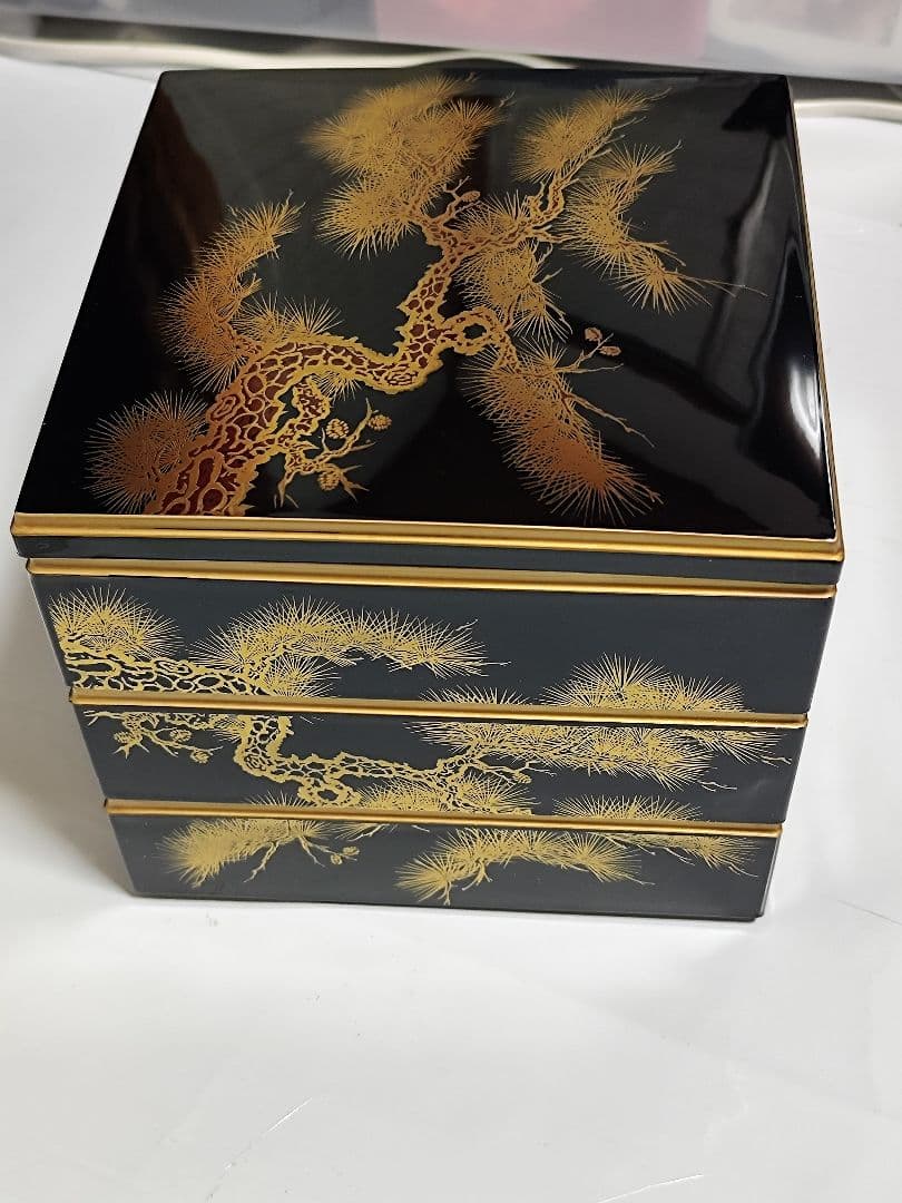 金色の松模様 三段漆器重箱