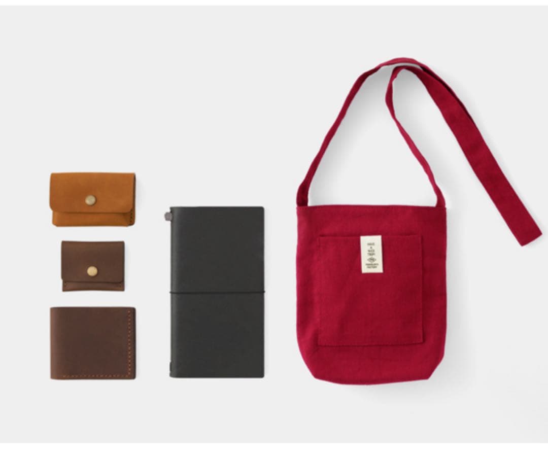 新品未開封品】トラベラーズノートLOVE AND TRIP サコッシュレッド