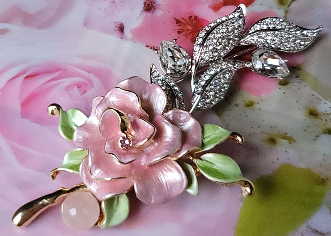 ヴァンドームブティック 曲線の美しいブローチ 葉