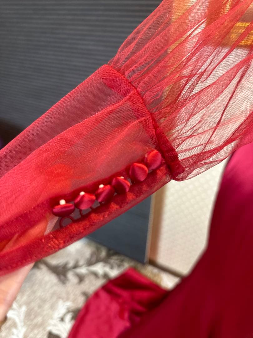 赤 サテン マーメイドラインドレス 透け感のある長袖 ビーズ付き