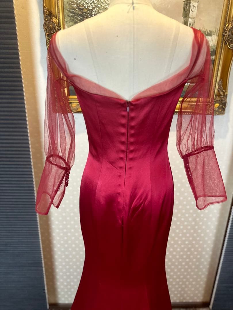 赤 サテン マーメイドラインドレス 透け感のある長袖 ビーズ付き