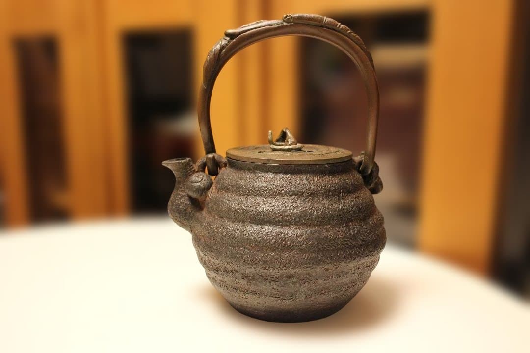 古鉄瓶 小振り亀文堂芋頭鉄瓶 希少品 水漏れなし・状態良好