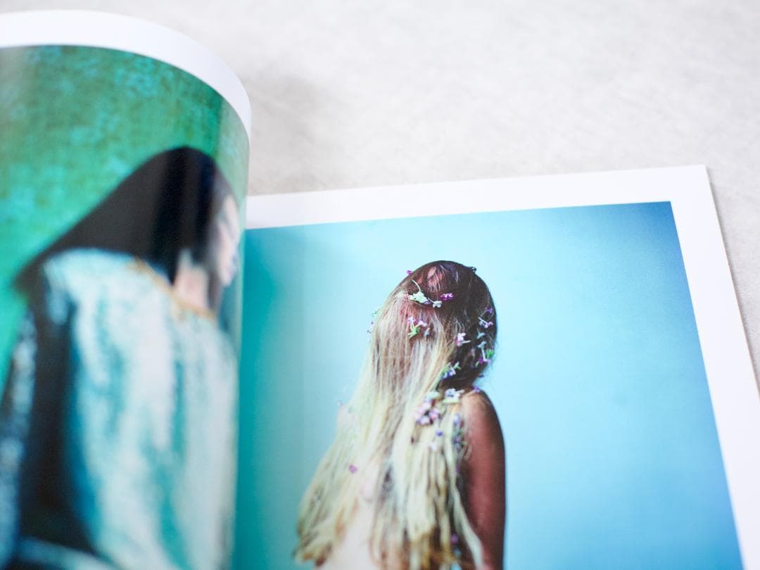 美本・山元彩香写真集 「We are Made of Grass〜」 サインあり - メルカリ