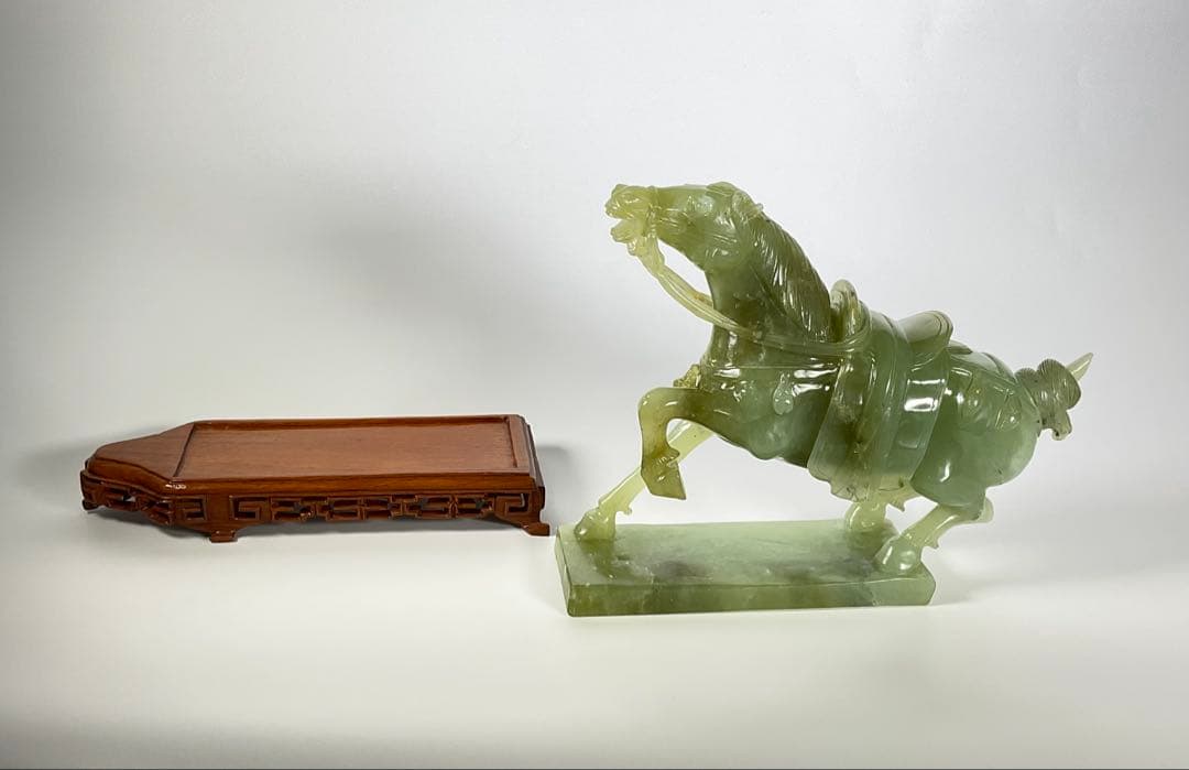 中国美術 砡製 玉石 翡翠 馬 彫刻 台座付 置物 幅約28cm