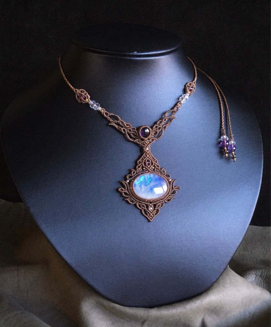 レインボームーンストーンアメジストマクラメネックレス