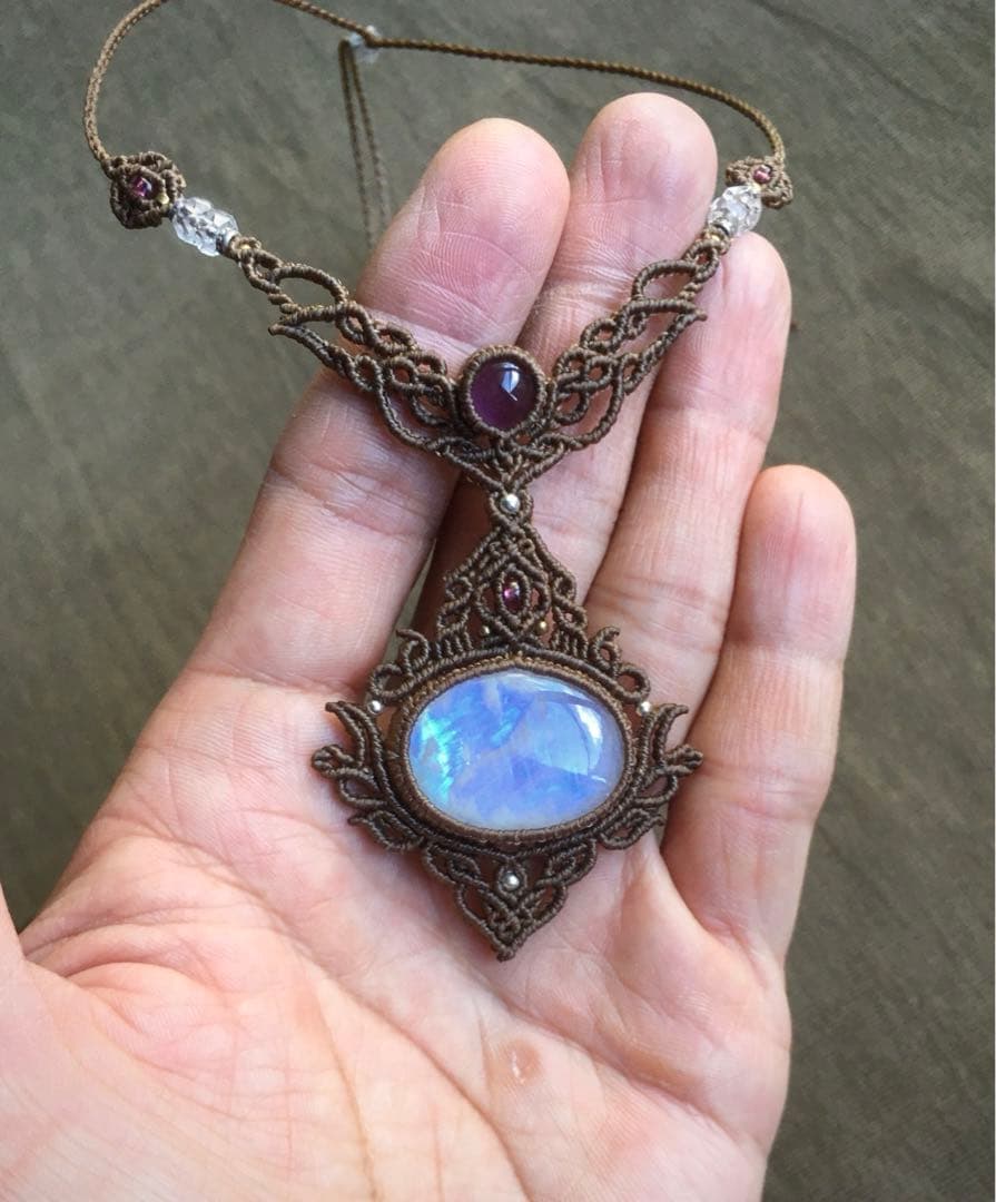 レインボームーンストーンアメジストマクラメネックレス