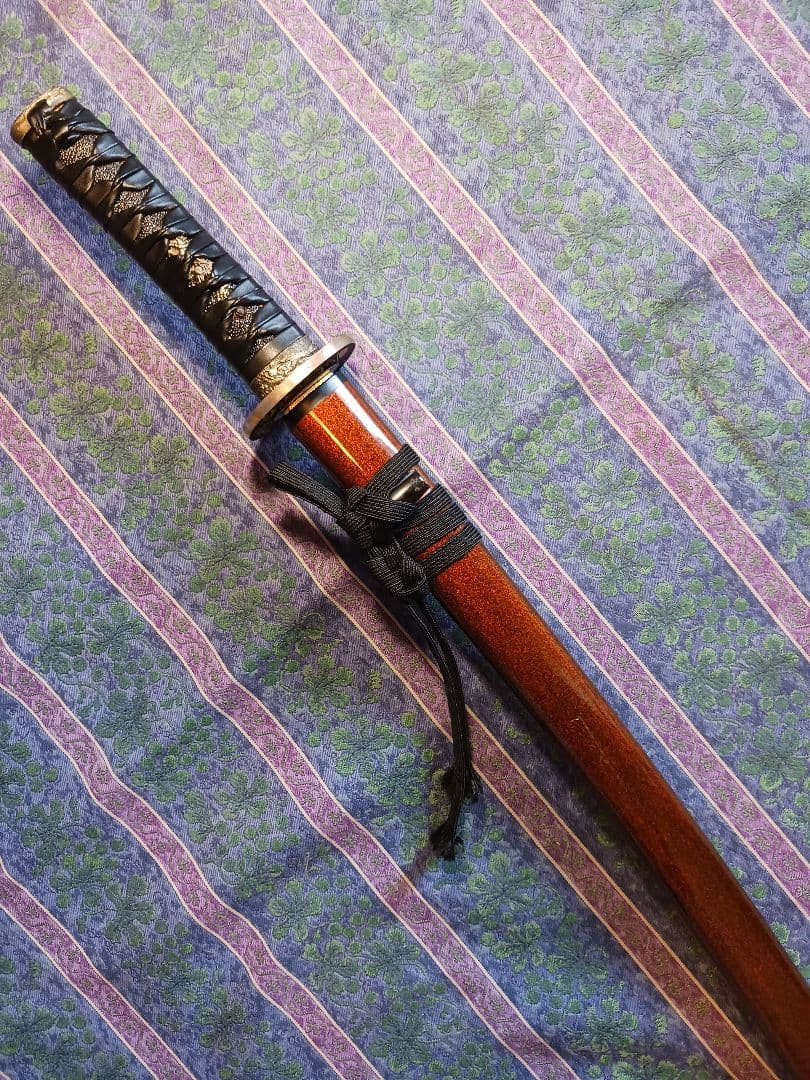 居合前差し用脇差、黒合皮革巻　黒鮫仕、刃紋.乱れ二重刃文　　　金具.勝龍一作