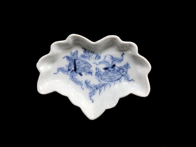 古伊万里　染付　貝に水草の図　桐紋変形豆皿　手塩皿　D964AS-BWr