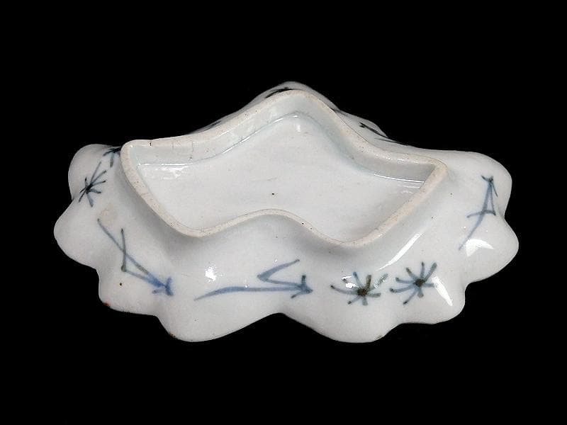 古伊万里　染付　貝に水草の図　桐紋変形豆皿　手塩皿　D964AS-BWr
