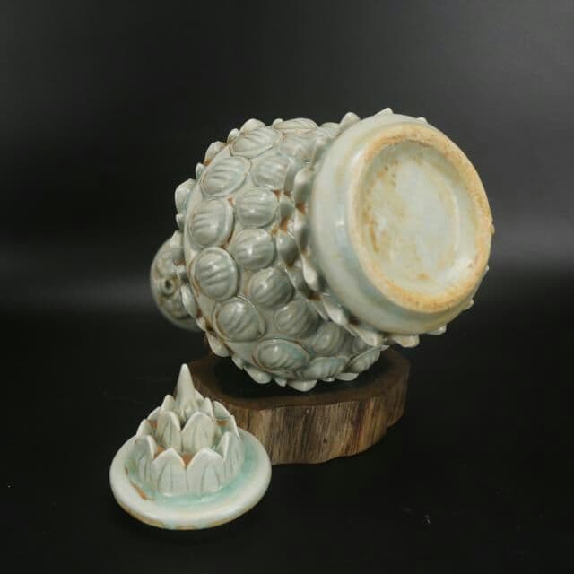 蓮の花は古い磁器の本物の古玩を骨董品として所蔵し