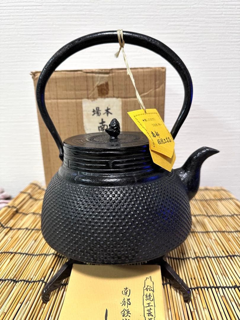 未使用品、供箱、栞、タグ付 南部天正堂作20型コシキアラレ 南部鉄瓶