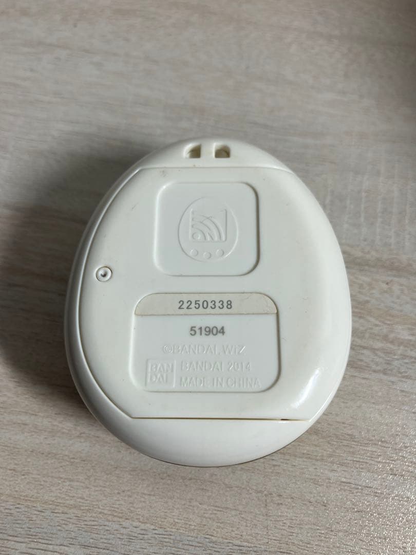 Tamagotchi 4U ホワイト　ゴールド　アメコミカバー　たまごっち