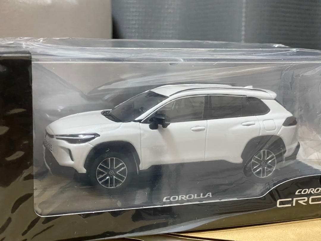 新型カローラクロス ミニカー ホワイトパール