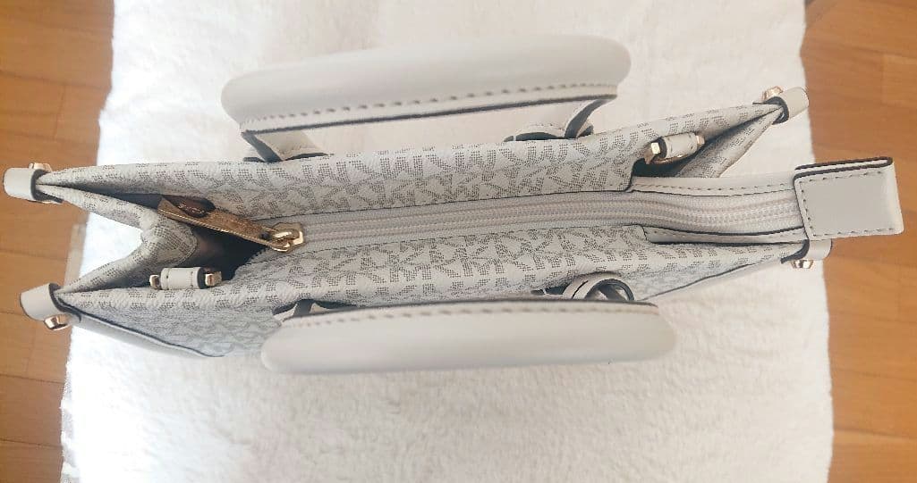 連休価格 新品未使用 マイケルコース MIRELLA ショルダーバッグ 白